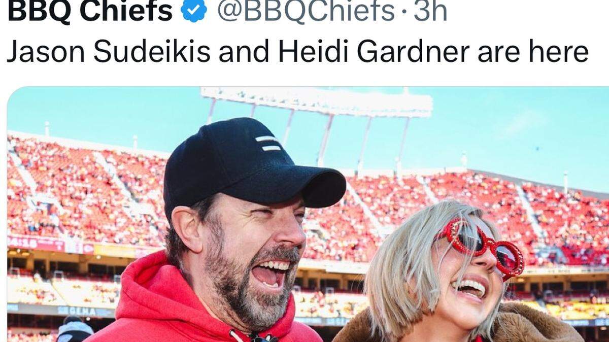 Jason Sudeikis and Heidi Gardner attended the Chiefs-Raiders game Friday at GEHA Field at Arrowhead Stadium.