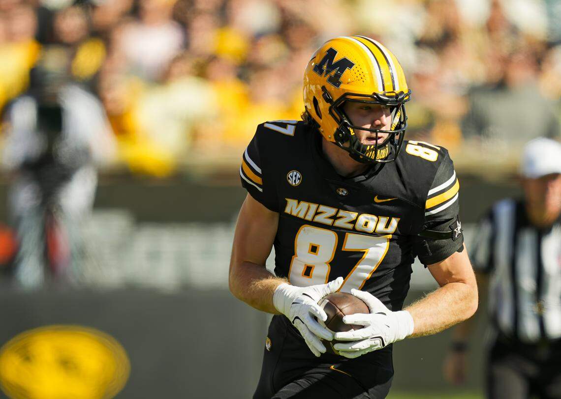 Missouri Tigers tight end Brett Norfleet (87) runs with the ball during the first half against the Auburn Tigers at Faurot Field at Memorial Stadium on Oct. 19, 2024.
