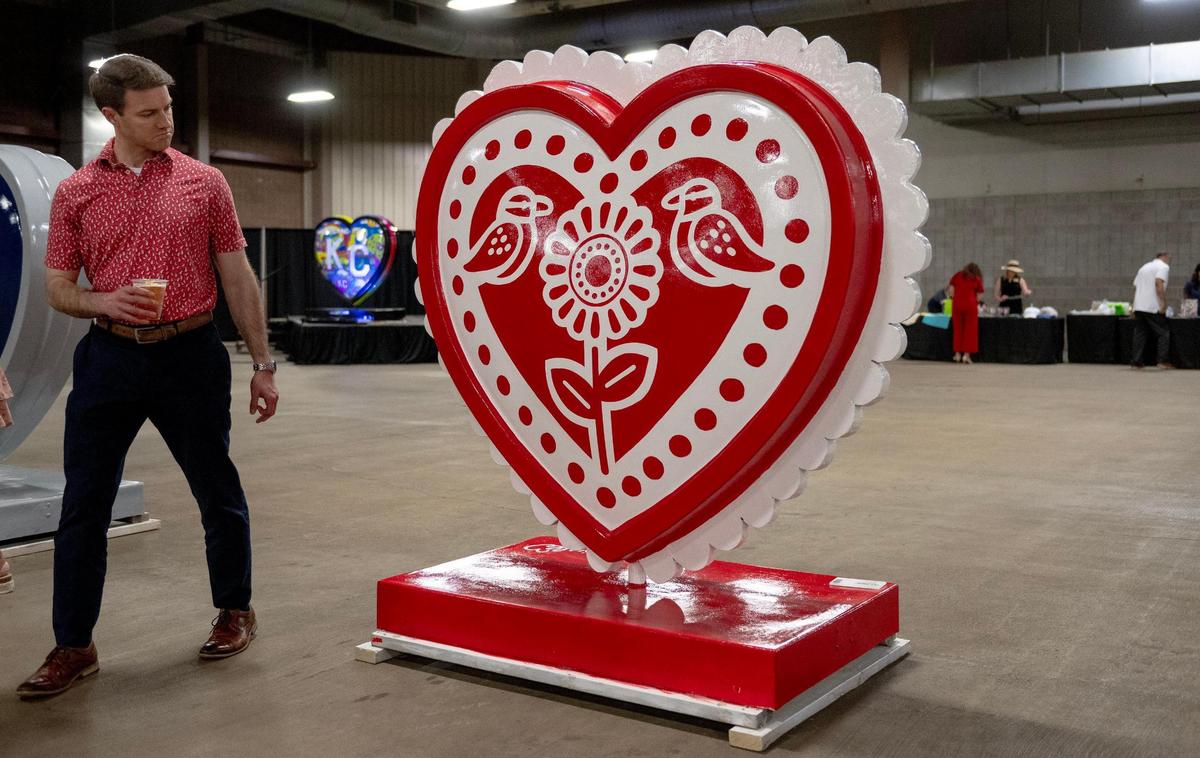 “El amor crece aquí” by artist Giselle Garza is one of 40 hearts that make up the 2023 season of The Parade of Hearts.