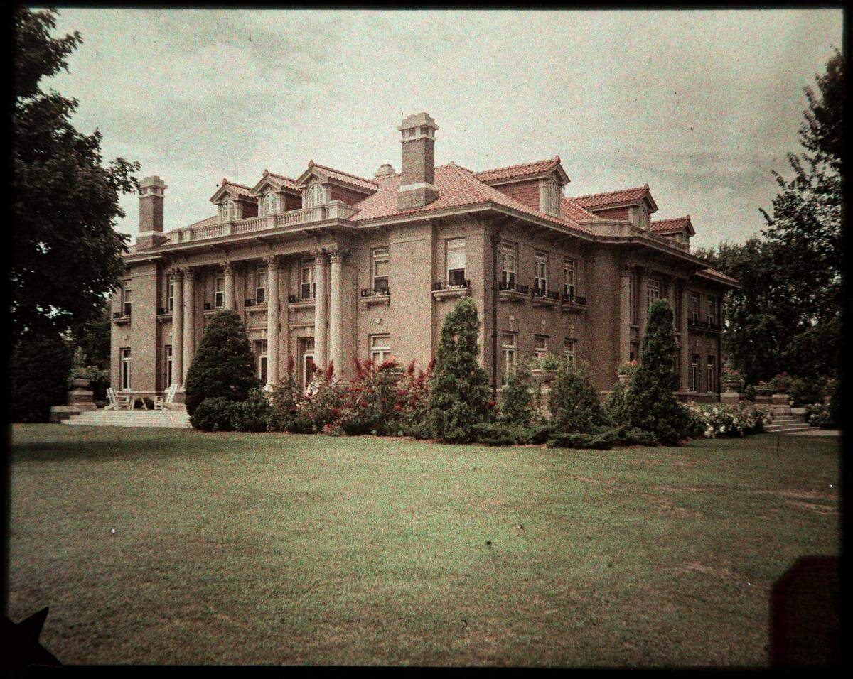 Tressie Souders and Jennie Bryant worked at the Mack B. Nelson House.
