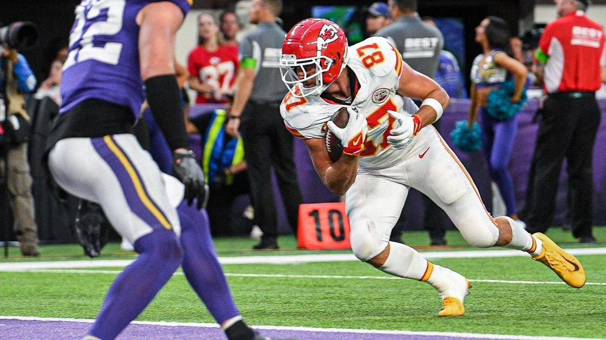 Kansas City Chiefs tight end Travis Kelce (87) runs in for a touchdown after pulling in a reception in the third quarter against the Minnesota Vikings Sunday, October. 8, 2023, at U.S, Bank Stadium in Minneapolis, Minn.