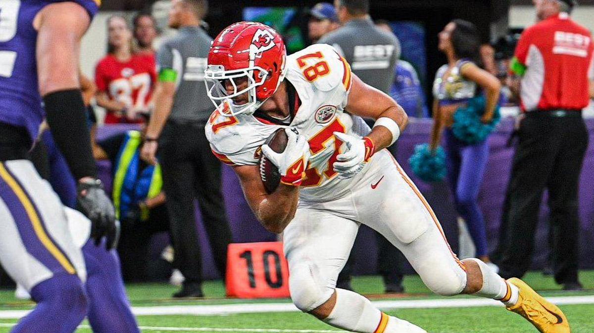 Kansas City Chiefs tight end Travis Kelce (87) runs in for a touchdown after pulling in a reception in the third quarter against the Minnesota Vikings Sunday, October. 8, 2023, at U.S, Bank Stadium in Minneapolis, Minn.