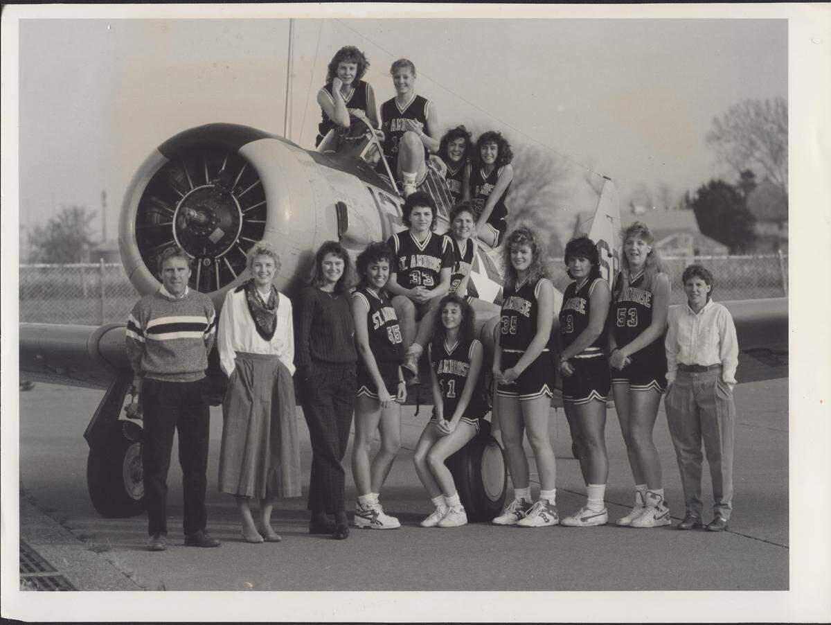 The 1988-89 St. Ambrose Fighting Bees featuring Missouri head coach Robin Pingeton and Iowa coach Lisa Bluder. Pingeton is second from right at the top of the plane, while Bluder is second from the left on the ground. Bluder was Pingeton’s coach from 1986 to 1990.