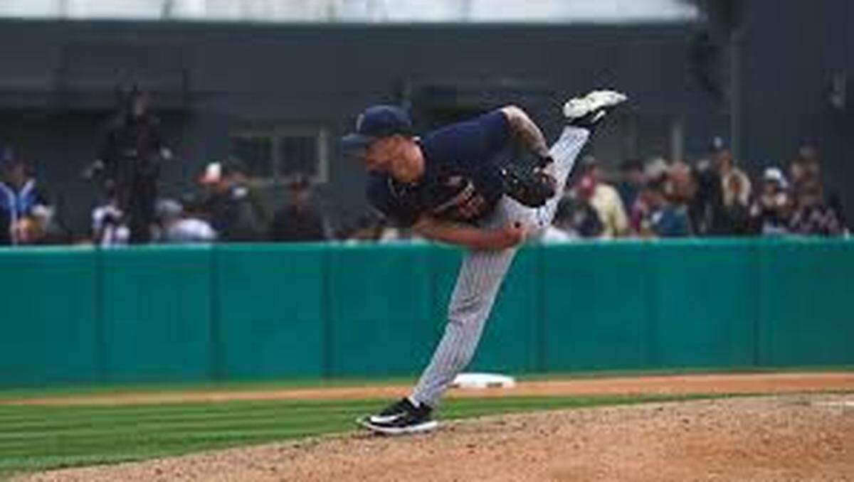 The Royals used their Round 16 pick, No. 467 overall, to select pitcher&nbsp;Andrew Morones from Cal State Fullerton. 