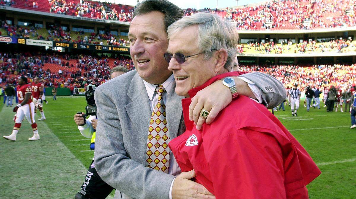 Kansas City general manager Carl Peterson, left, congratulated Chiefs coach Dick Vermeil after the team’s first victory of the year at Arrowhead Stadium in 2001.