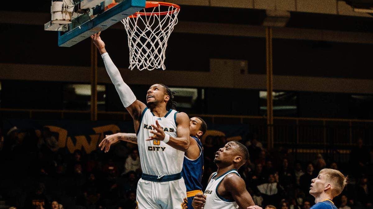 KC Roos guard Shemarri Allen attacks the basket against Western Illinois on Jan. 14, 2023.