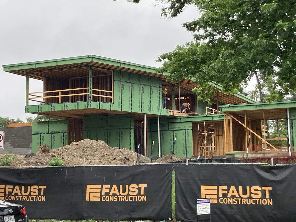 A modern $7 million mansion rising at 6315 Ward Parkway is evoking neighbors’ opinions ranging from delight to outrage.