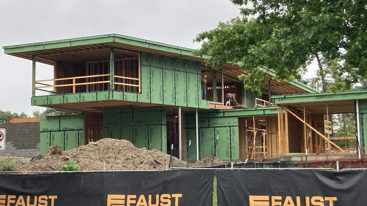 A modern $7 million mansion rising at 6315 Ward Parkway is evoking neighbors’ opinions ranging from delight to disapproval.