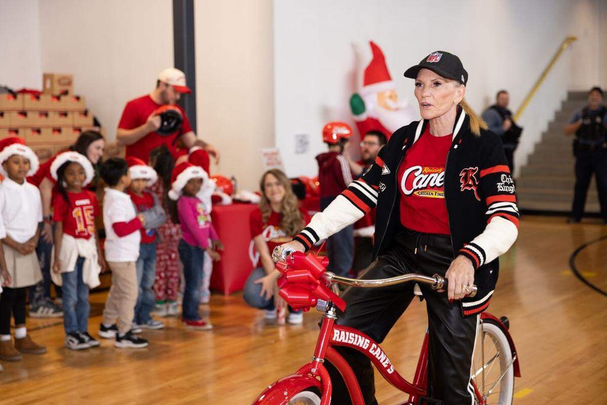 Reid showed off her bike-riding skills during the event.