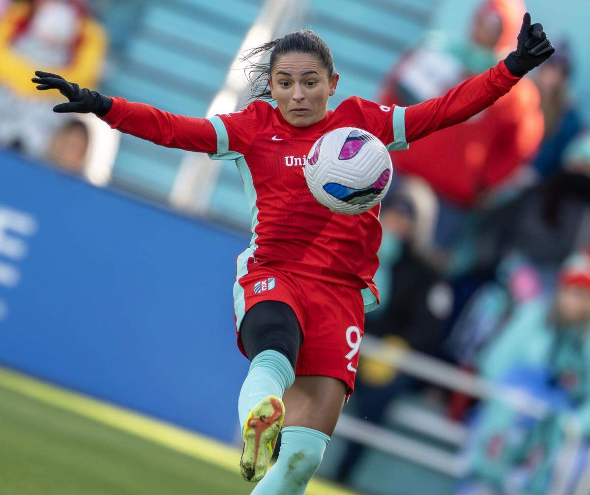 KC Current midfielder Debinha advances the ball during an NWSL quarterfinal playoff match against Gotham at CPKC Stadium in Kansas City on Sunday, Nov. 9, 2025.