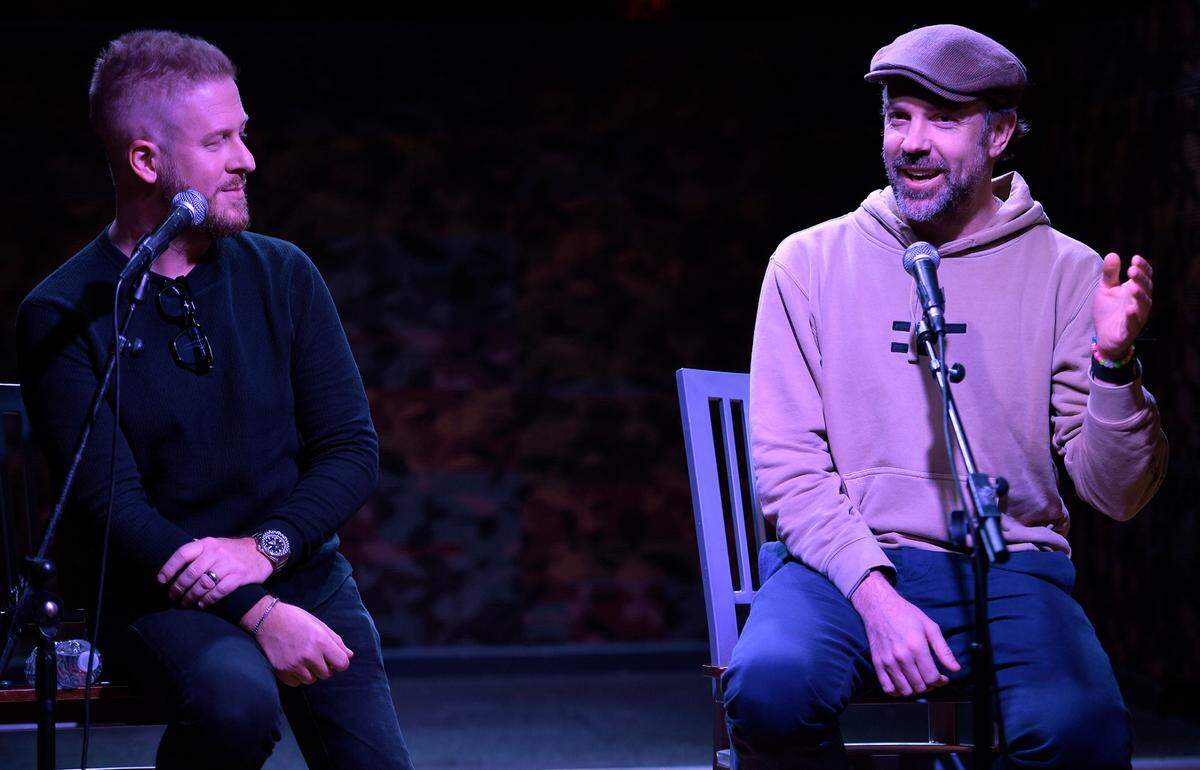 Jason Sudeikis, right, and his friend Billy Brimblecom took questions from the media Friday about the upcoming Thundergong! fundraiser for Brimblecom’s Steps of Faith Foundation, which provides prosthetic care and other assistance to amputees.