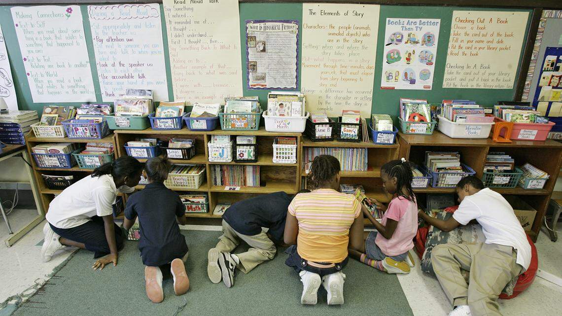 John Sleezer/The Kansas City Star 9/9/05 (With City Zone Story) Students in Wanda Wilson’s fifth grade class look over classroom library books to check out for reading at Graceland Elementary School, 2803 E. 51st Street, in Kansas City, MO, on Friday September 9, 2005.  Taken at 5.6,Shutter Speed 1/60, White Balance of Auto, ISO of 800, at 10:20:40 AM on 9/9/2005.    cutline:  Students in Wanda Wilson’s fifth-grade class at Graceland Elementary scoured the shelves for library books to check out for reading. ORG XMIT: URGFE50    cutline: Fifth-graders at Graceland Elementary School in Kansas City looked over library books in this 2005 photo. In comparing Kansas City schools with those in Kansas City, Kan., people often draw from oversimplified perceptions. ORG XMIT: GK129F72 ORG XMIT: 1419UPLD