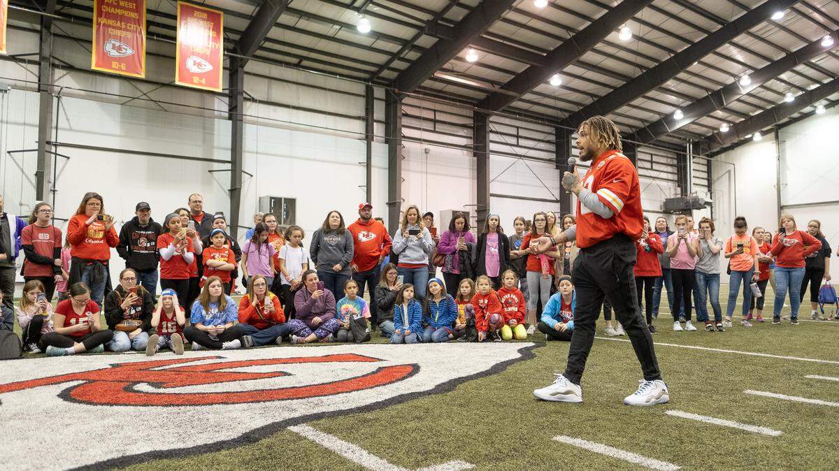 Tyrann Mathieu, Chiefs star safety (right), talked to a crowd of 150 Girl Scouts and their parents Saturday at the team’s training complex in Kansas City. “Honey Badger” spoke about the importance of physical and mental health at Prepare to Play, a health and wellness event create by the National Athletic Trainers’ Association.