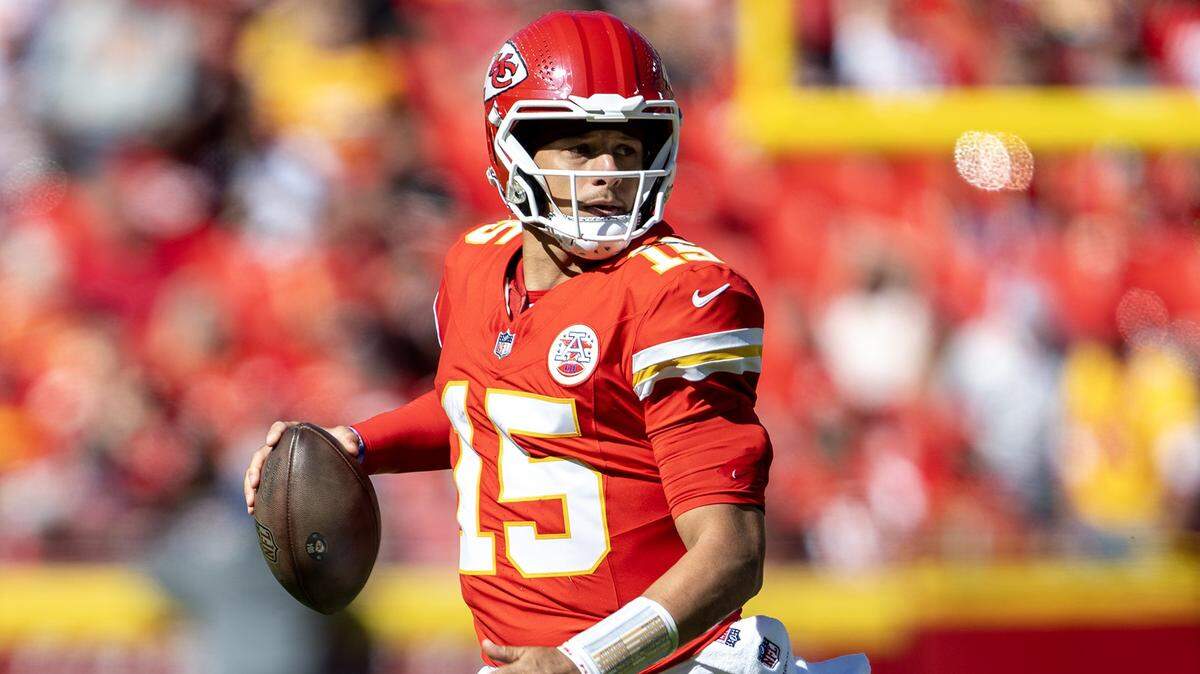 Kansas City Chiefs quarterback Patrick Mahomes (15) scrambles with the ball against the Las Vegas Raiders in the second half on Sunday, October 19, 2025, at GEHA Field at Arrowhead Stadium in Kansas City. The Chiefs defeated the Raiders, 31-0.
