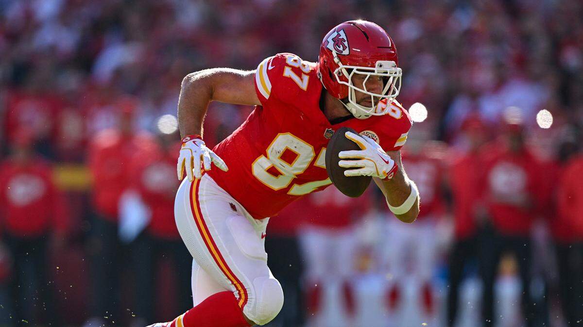 Kansas City Chiefs tight end Travis Kelce (87) runs the ball during the second quarter on Sunday, Nov. 23, 2025, at GEHA Field at Arrowhead Stadium during the teamÕs game against the Indianapolis Colts.