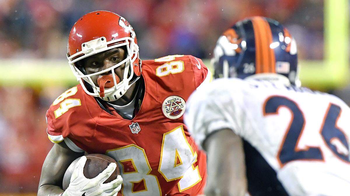 Chiefs tight end Demetrius Harris tried to avoid Denver Broncos free safety Darian Stewart during a game last fall.