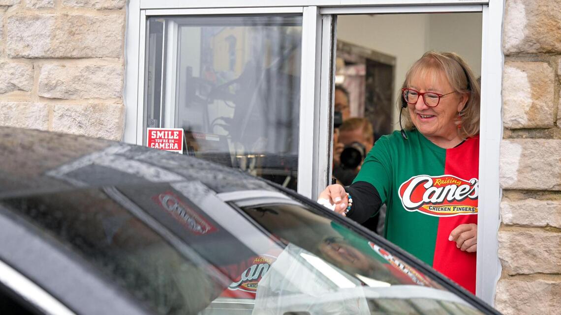 Travis’ and Jason’s mom, Donna, serves up chicken in Overland Park ahead of ‘Kelce Bowl’