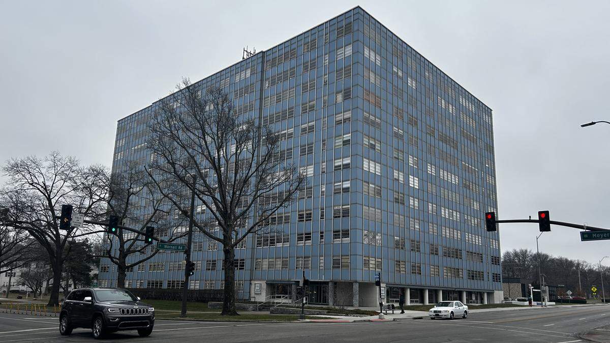Verizon operates antennas atop the Brookside condo building at 333 W. Meyer Building, a midcentury landmark known to many as the Blue Goose. Those antennas and construction around them are the subject of a new lawsuit.