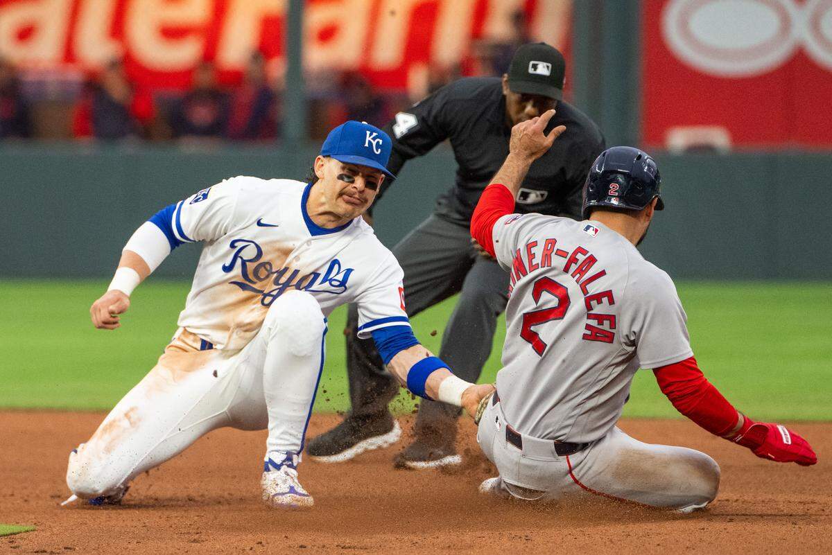 Kansas City Royals shortstop Bobby Witt Jr. (7) tags out Boston Red Sox second baseman Isiah Kiner-Falefa during a game on Tuesday, May 19, 2026, at Kauffman Stadium.