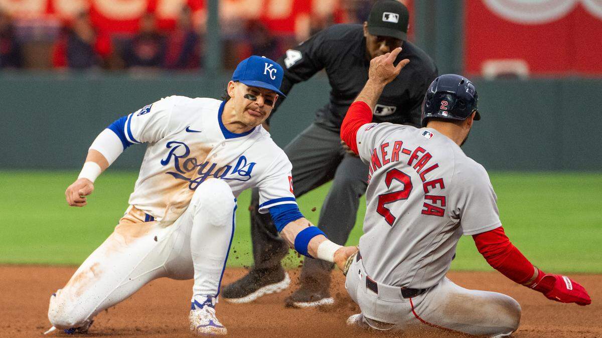Kansas City Royals shortstop Bobby Witt Jr. (7) tags out Boston Red Sox second baseman Isiah Kiner-Falefa during a game on Tuesday, May 19, 2026, at Kauffman Stadium.
