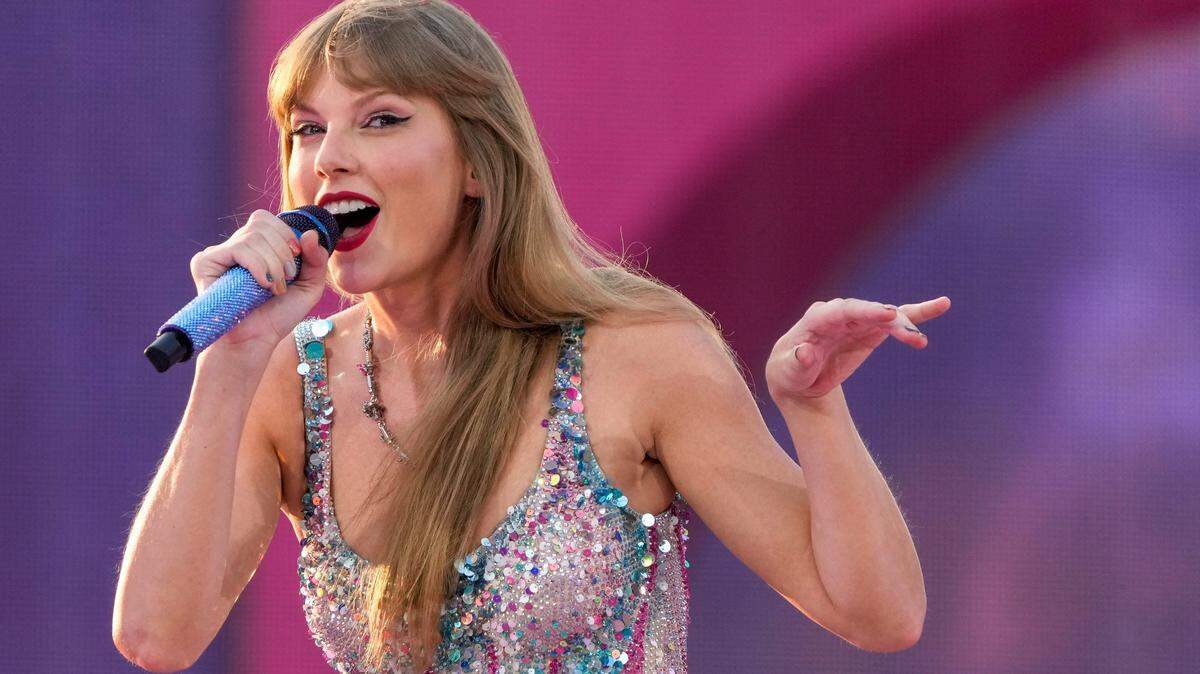 Taylor Swift was seen on Saturday wearing a suite of opal jewelry once owned by one of her icons, Elizabeth Taylor. Speculation has arisen that Travis Kelce bought the jewels for her.