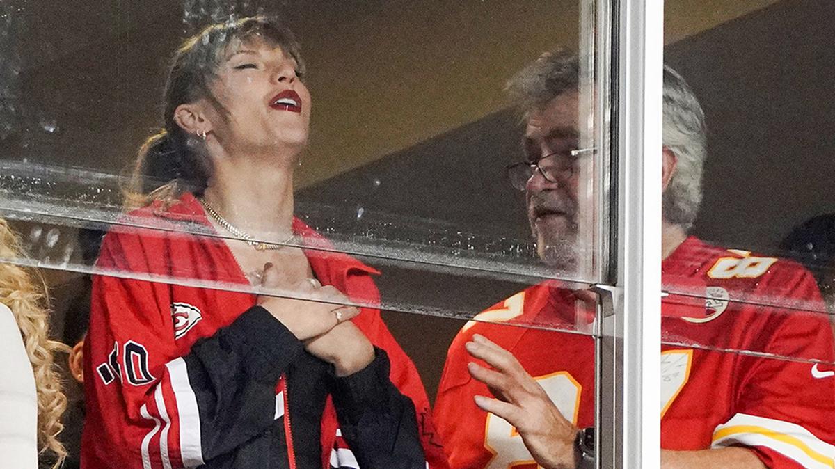 In a way, the Chiefs tight end and the pop superstar are a little like Robert Browning and the future Elizabeth Barrett Browning.