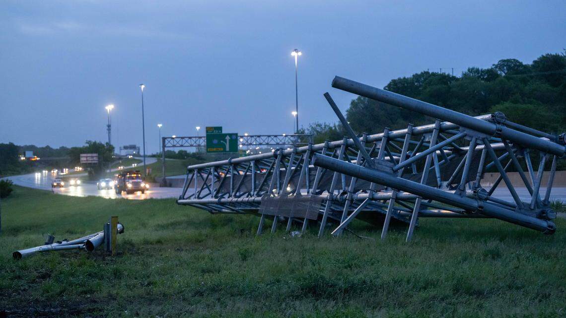 Fatal crash brings down overhead sign on I-35 in Johnson County