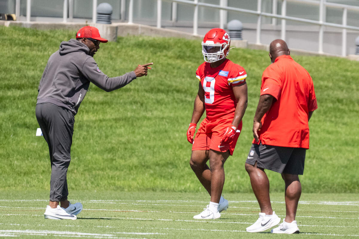 Kansas City Chiefs running back Kenneth Walker participates in a drill as coaches Eric Bieniemy and DeMarco Murray look on, during Chiefs Minicamp on Tuesday, June 9, 2026, in Kansas City.