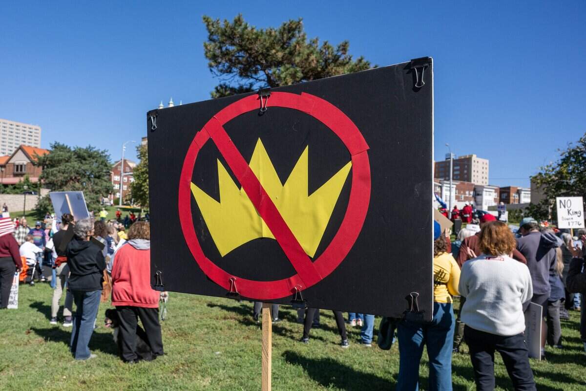 No Kings protest in Kansas City pushes early midterm voting | Kansas ...