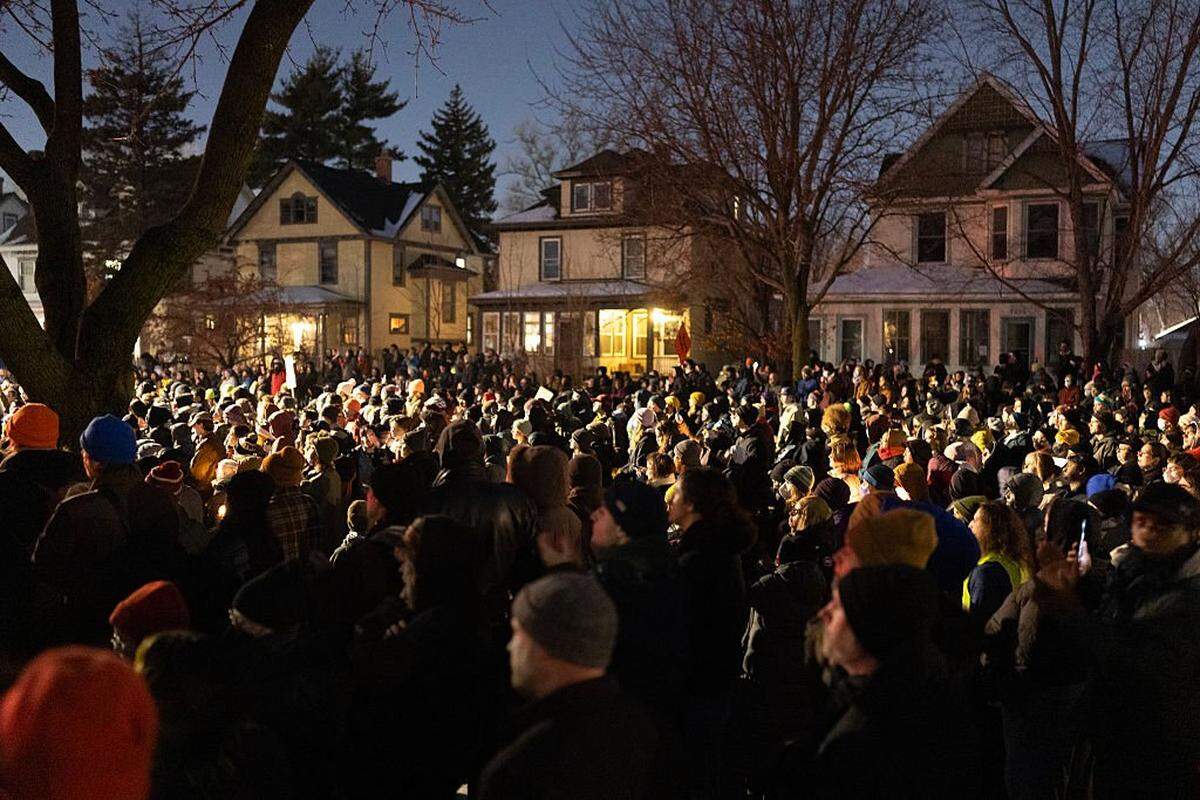 MINNEAPOLIS, MINNESOTA - JANUARY 07: People visit a memorial for Renee Nicole Good on January 07, 2026 in Minneapolis, Minnesota. According to federal officials, an ICE agent shot and killed Good during a confrontation earlier today in south Minneapolis. (Photo by Scott Olson/Getty Images)