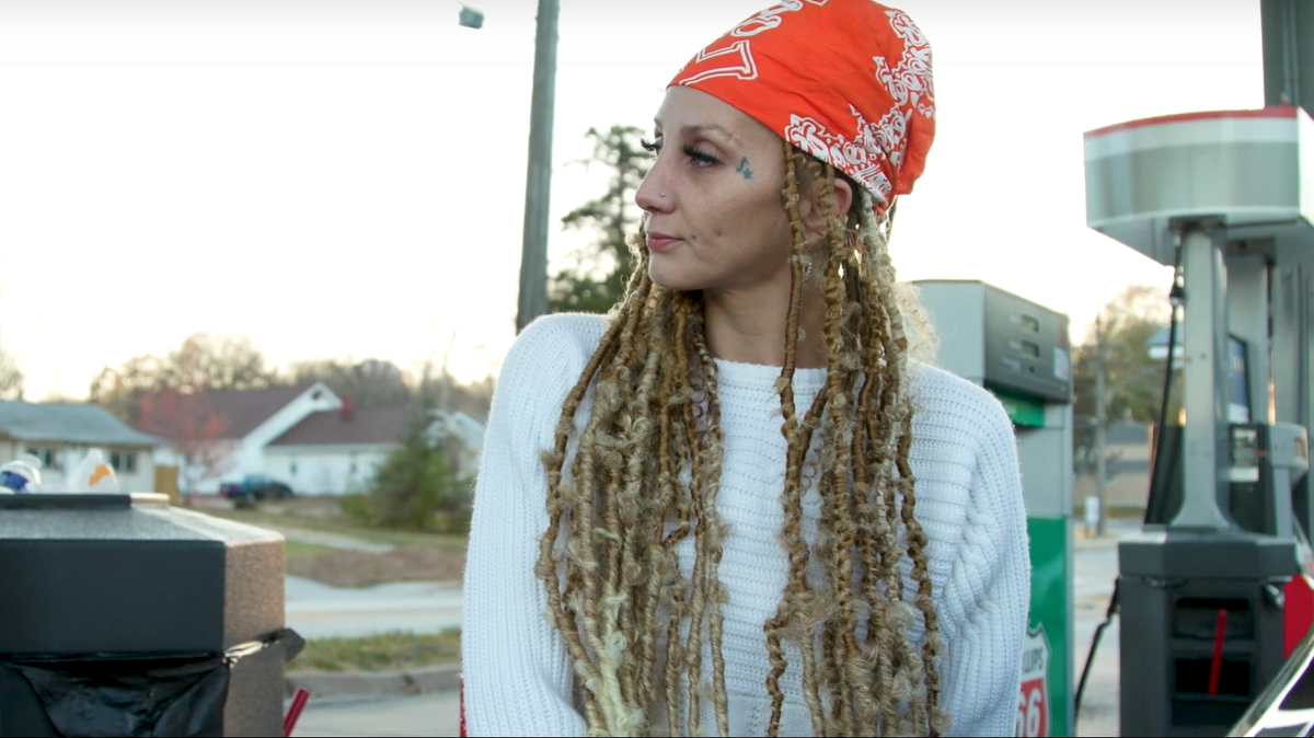 Kimberly Williams, de Kansas City, Kansas, aparece en un breve video sobre Project Green Light, un programa que la ayudó a ella y a otros habitantes a saldar deudas relacionadas con sus vehículos y a recuperar sus licencias de conducir.
