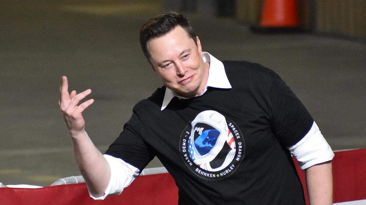SpaceX CEO Elon Musk bows as crowds applaud him at Kennedy Space Center’s Vehicle Assembly Building May 30, 2020. Elon Musk