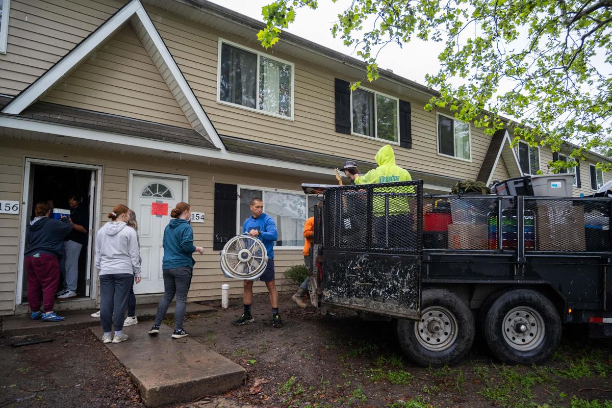A group of volunteers helps people move out of Aspen Place Apartments in Gardner on Wednesday, May 7, 2025. Residents of the apartment complex were forced from their homes after the city condemned the entire property due to several safety concerns.