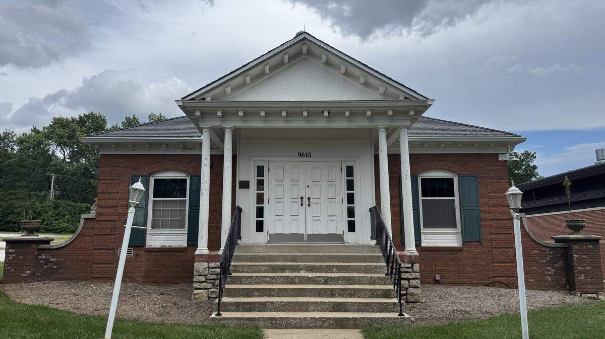 Leawood’s old city hall. A brick building with white columns.