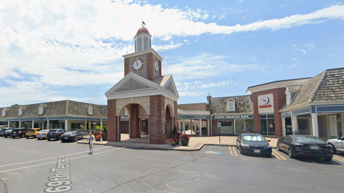 Scoobie, a women’s boutique, is closing next month at the Shops at Prairie Village.