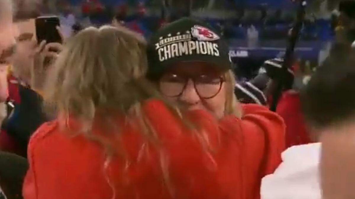 Donna Kelce and Taylor Swift shared a sweet moment on the field Sunday.