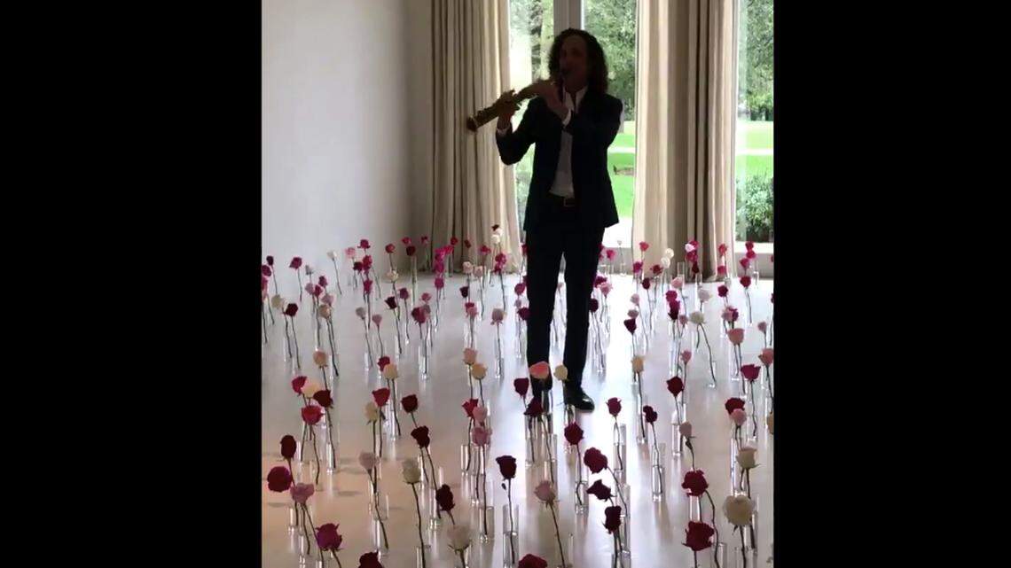 Kanye West gave Kim Kardashian a private serenade by Kenny G standing among dozens of roses for Valentine’s Day. The video of the jazz saxophone player was posted to Twitter and turned into a trending topic.