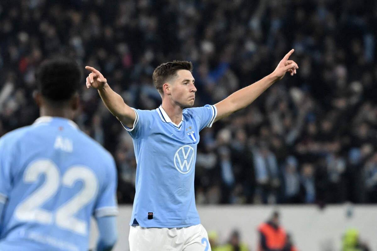 Malmo's Norwegian midfielder #23 Lasse Berg Johnsen (R) celebrates scoring his team's first goal during the UEFA Europa League football match between Malmoe FF and FC Twente in Malmoe, on January 23, 2025.