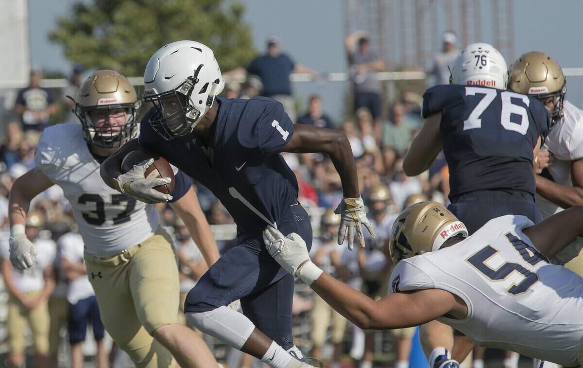 Mill Valley’s Quin Wittenauer tried to break through the St. Thomas Aquinas defense in Friday’s game at Mill Valley (Sept. 27, 2019).