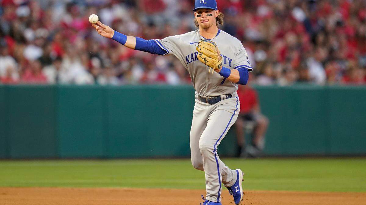 Kansas City Royals shortstop Bobby Witt Jr. (7) throws to first to out Los Angeles Angels’ Andrew Velazquez during the third inning of a baseball game in Anaheim, Calif., Wednesday, June 22, 2022. (AP Photo/Ashley Landis)