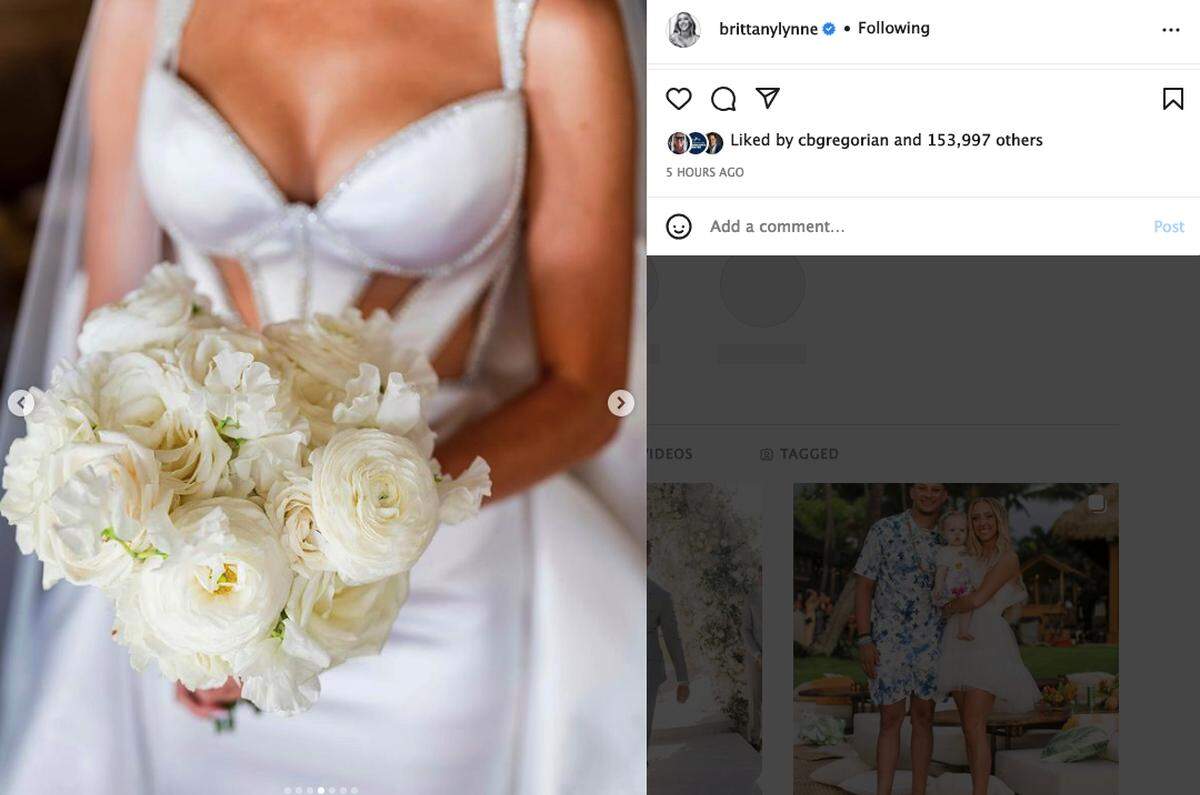 Brittany Mahomes carried an all-white bridal bouquet.