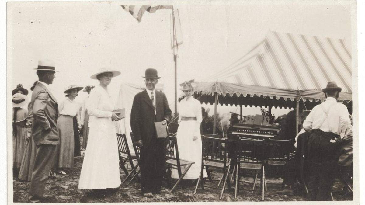 Attendees gathered at the 1917 dedication of the monument at the original site of the Shawnee Indian Mission.