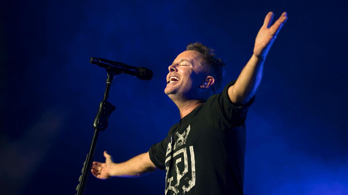Christian artist Chris Tomlin and the Holy Roar Tour played to a crowd of about 6,800 at the Sprint Center on Thursday.