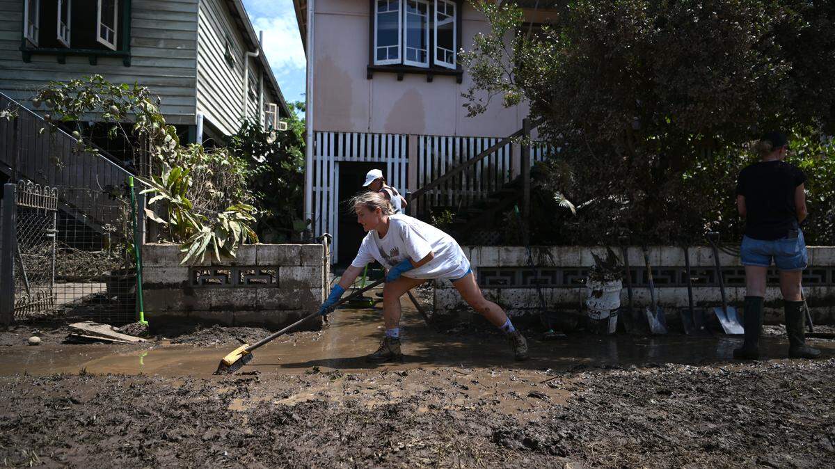 Discover how spring cleaning reduces visual clutter, lowers stress, and triggers small dopamine rewards to boost focus and mental clarity in daily life.