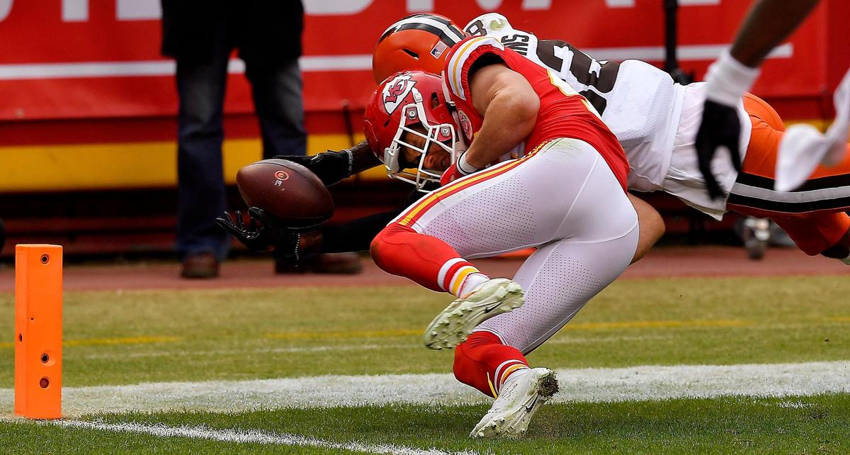 The Chiefs’ Dan Sorensen smashed the ball away from the Browns’ Rashard Higgins for a touchback during the first half of Sunday’s game at Arrowhead.