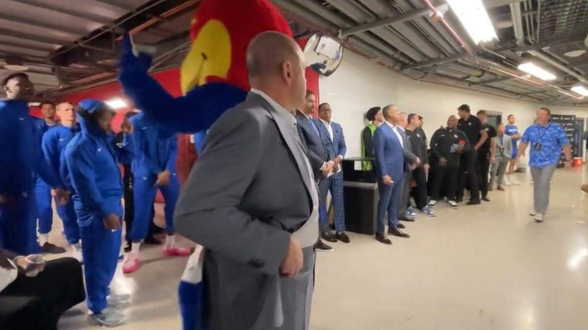 Big Jay had a fun interaction with the Kentucky men’s basketball team.