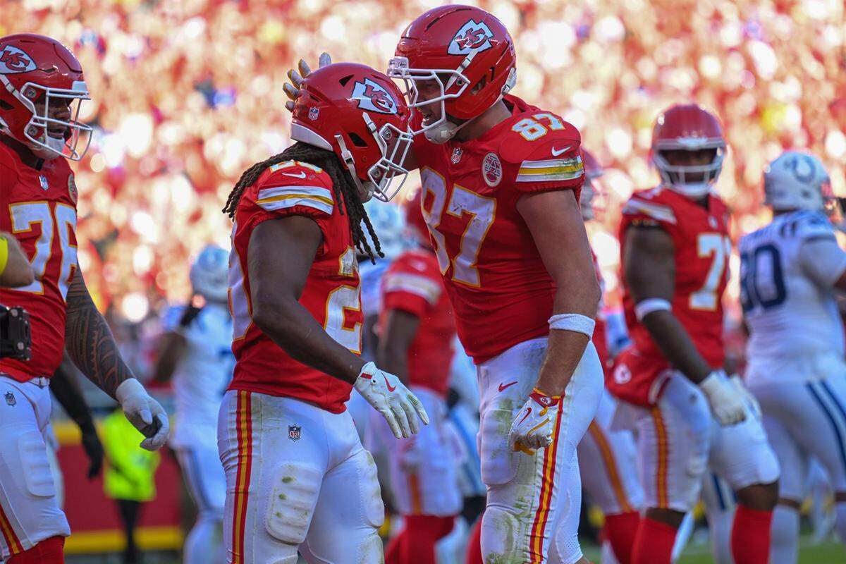 Kansas City Chiefs tight end Travis Kelce (87) congratulates Kansas City Chiefs running back Kareem Hunt (29) on a touchdown on Sunday, Nov. 23, 2025, at GEHA Field at Arrowhead Stadium in the ChiefsÕ game against the Indianapolis Colts.