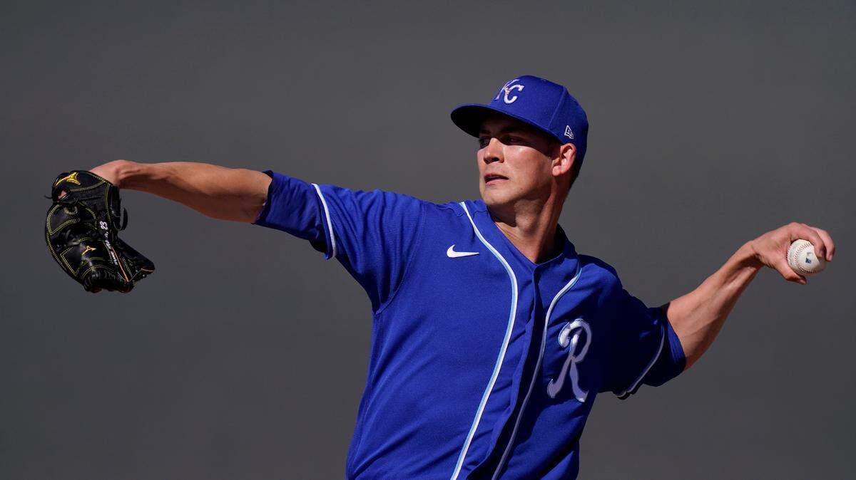 Kansas City Royals pitcher Mike Minor throws during spring training baseball practice on Wednesday, Feb. 24, 2021, in Surprise, Ariz. (AP Photo/Charlie Riedel)