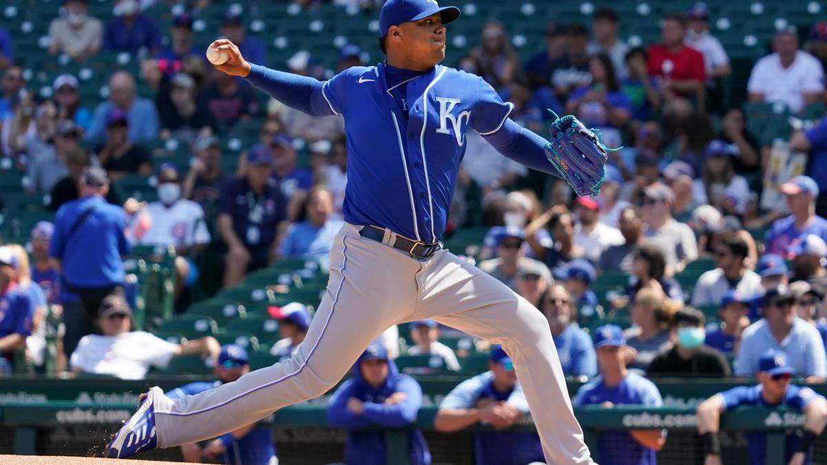 Kansas City Royals starting pitcher Carlos Hernandez (throws against the Chicago Cubs in the first inning of a baseball game Sunday, Aug. 22, 2021, in Chicago. (AP Photo/Nam Y. Huh)