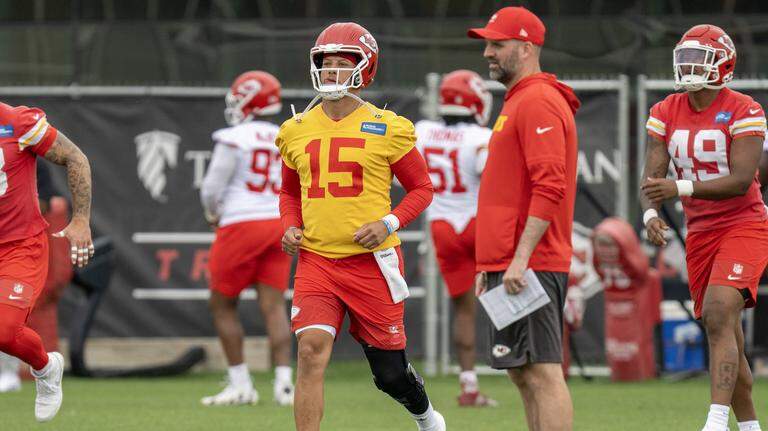 Patrick Mahomes participates in Chiefs OTAs, details next step in knee recovery